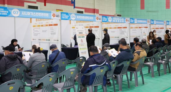 21일 태안군민체육관에서 진행된 ‘2026년 노인역량활용형 사업단 설명회’ 모습.   (사진제공=태안군)