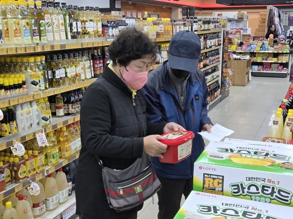 충남 서천군 기산면지역사회보장협의체는 지난 6월부터 추진해온 특화사업 ‘동행쇼핑 함께여서 괜찮은 하루’를 성공적으로 마무리했다.(사진제공=서천군0