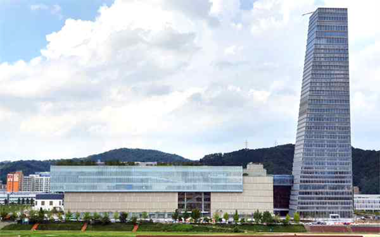 오른쪽 건물 17층부터 22층에 조성돼 있는 대덕특구 사이언스센터 전경. (사진제공=특구재단)