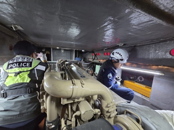 겨울철 낚시어선 합동 안전점검중인 보령해경( 사진제공=보령해경)