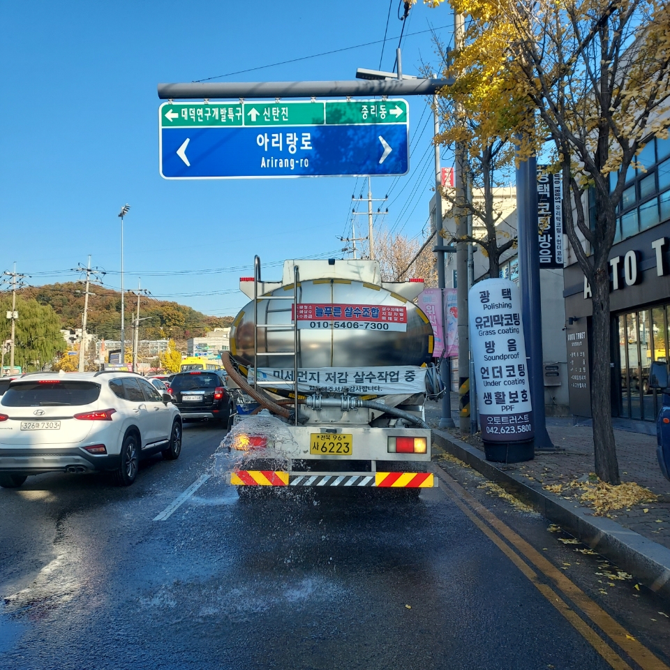 대전 대덕구가 미세먼지 저감을 위해 주요 도로에서 살수차를 운영하며 도로 재비산먼지를 제거하고 있는 모습. (사진제공=대전 대덕구)