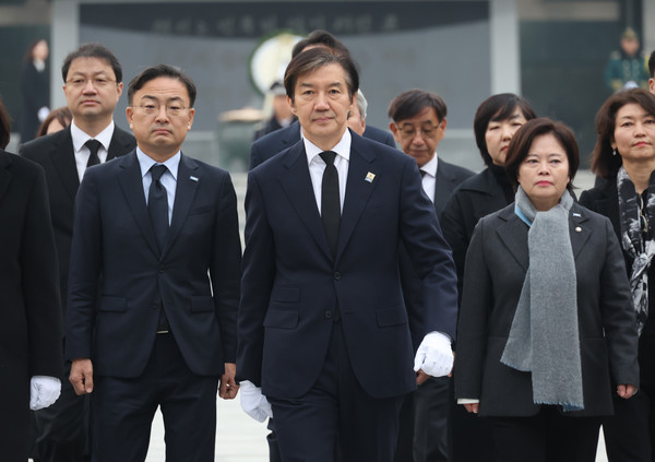 조국혁신당 조국 대표가 24일 서울 동작구 국립서울현충원 현충탑에서 참배한 뒤 이동하고 있다. [사진=연합뉴스]