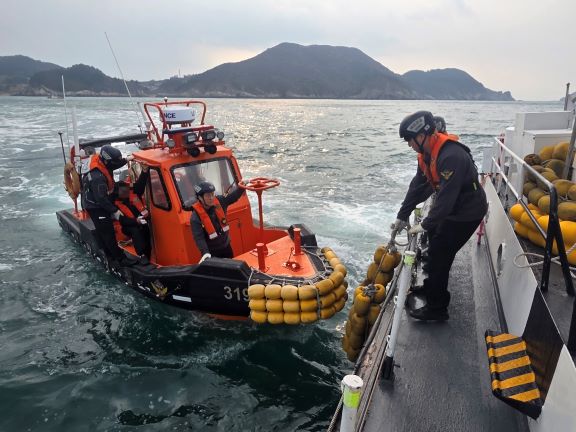 태안해경, 응급환자 이송하는 모습(사진제공=태안해경)