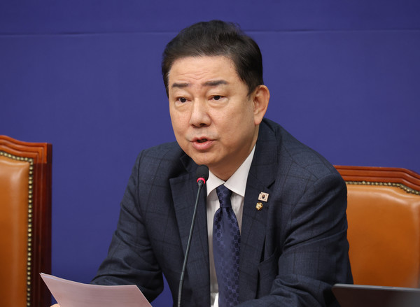 더불어민주당 김병기 원내대표가 24일 서울 여의도 국회에서 열린 최고위원회의에서 발언하고 있다. [사진=연합뉴스]