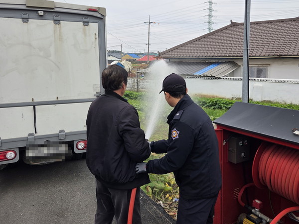 서천소방서 대원이 주민에게 비상소화장치 사용법을 안내하며 초기 대응 요령을 교육하고 있다.(사진제공=서천소방서)