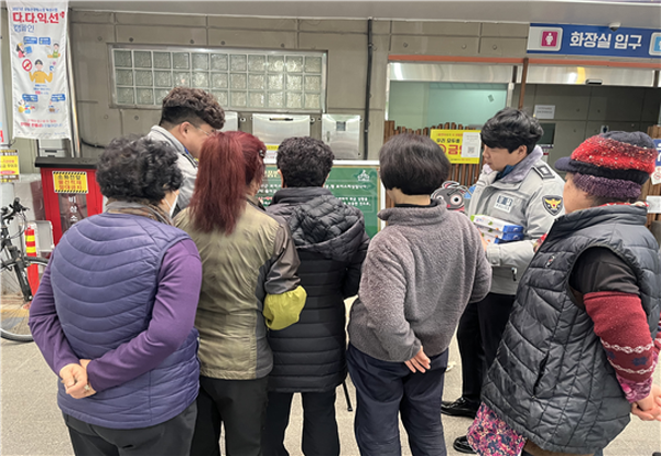 보이스피싱 예방 시민 참여형 퀴즈 이벤트를 진행하는 보령경찰서 경찰관들( 사진제공=보령경찰서)