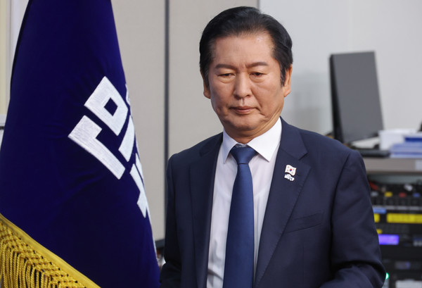 더불어민주당 정청래 대표가 24일 서울 여의도 국회에서 열린 최고위원회의에 입장하고 있다.[사진=연합뉴스]