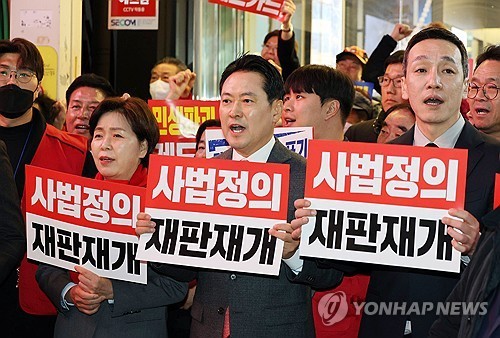 국민의힘 장동혁(가운데) 대표가 22일 오후 울산 중구 성남동 원도심에서 열린 '민생회복 법치수호 국민대회'에서 구호를 외치고 있다. [사진=연합뉴스]