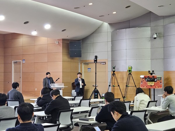 천안시는 지난 21일 천안시청 대회의실에서 공공건설사업 스마트 안전관리 교육을 했다.(사진제공=천안시)