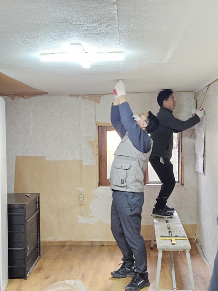 삼육식품이 천안지역 치매어르신 가정에 방문해 주거환경개선 사업을 추진하고 있다.(사진제공=천안시)