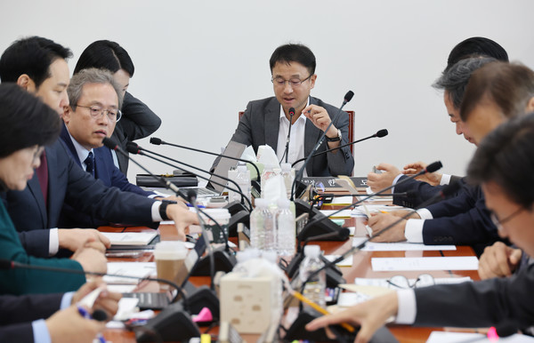 국회 예산결산특별위원회 예산안 조정소위원회 장면. 예산 적용에 대해 핵심쟁점을 두고 여야가 치열한 신졍전을 벌이고 있다. [사진=연합뉴스]