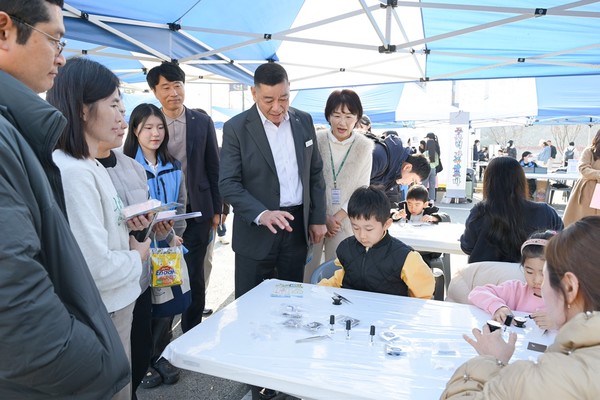 (사)한국B·B·S 대전·충남 연맹 공주지회(회장 박완순)가 수탁 운영하는 공주시청소년꿈창작소(관장 김민정)는 지난 22일 꿈든솔에서 ‘제5회 청·꿈·소 문화제, 꿈마당 11월 SONG’을 성황리 개최했다.(사진제공=공주시지회)