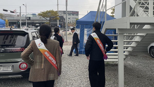 24일 예천동 일원에서 진행된 아파트 불법 중개행위 합동 단속(사진제공= 서산시)