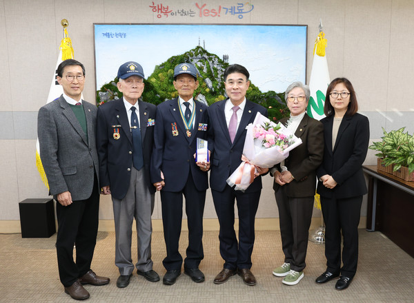 계룡시가 지난 6월 성공적으로 개최했던 제75주년 6.26전쟁 기념행사에 대한 공로를 참전유공자회 충남도지부로부터 인정받아 감사패를 수여받았다(사진제공=계룡시)