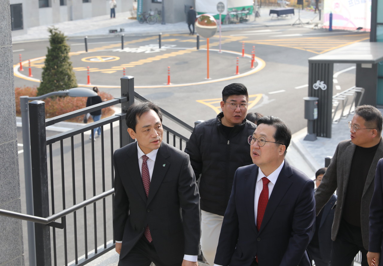 이장우 시장과 정국영 사장이 갑천2BL 내부를 확인하고 있다. (사진제공=대전도시공사)