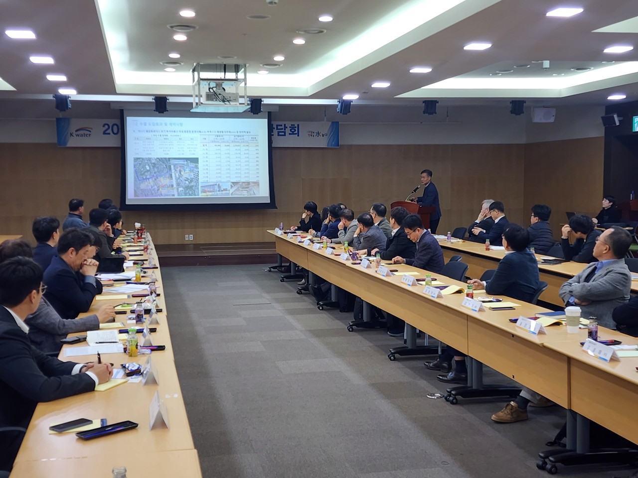 24일 국가철도공단에서 ‘수열산업 활성화 간담회’가 진행되고 있다. 이날 한국수자원공사는 기후에너지환경부와 함께 산·학·연 등의 참여를 기반으로 한 간담회를 열고, 수열산업 현황과 발전 방향 공유를 비롯해 실효성 있는 산업 활성화 방안을 논의했다. (사진제공=수공)