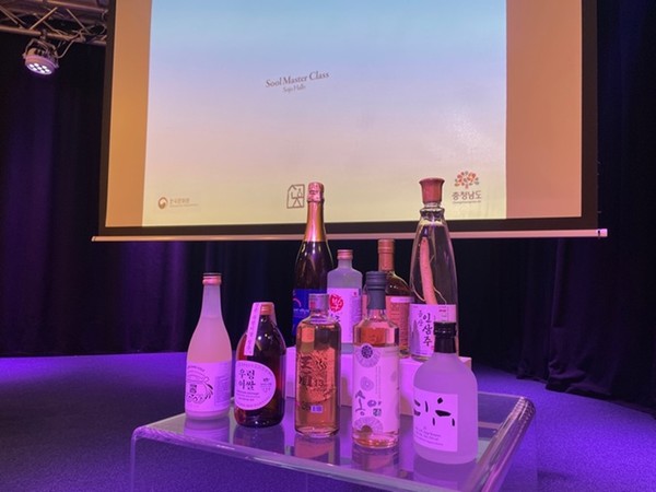 충남도는 현지 시간 22일 독일 베를린에서 주독일한국문화원이 주관하는 ‘김치의 날’ 행사와 연계해 충남 전통주 홍보 행사를 개최했다고 24일 밝혔다. 이번 홍보는 충남도 독일사무소가 주도해 현지 소비자를 대상으로 충남 술의 맛과 특색을 소개하고 유럽 시장 진출 가능성을 점검하는 자리로 마련했다.