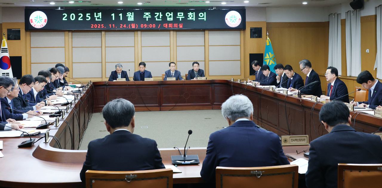 이장우 대전시장이 24일 주간업무회의를 주재하고 있다.(사진제공=대전시)