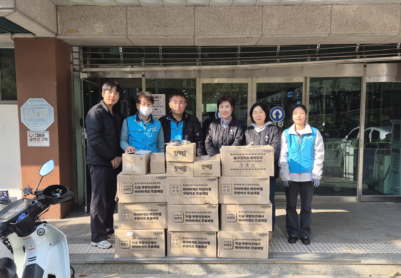 대전도시공사가 고령층의 안전을 위해 안전물품을 전달했다. (사진제공=대전도시공사)