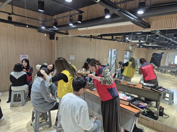 천안시장애인가족지원센터는 23일 천안시 태조산청소년수련관 일대에서 천안남산로타리와 천안리더스로타리의 후원을 받아 취약계층 장애인가족을 대상으로 가족사진 촬영 행사를 실시했다. (사진제공=천안시장애인가족지원센터)