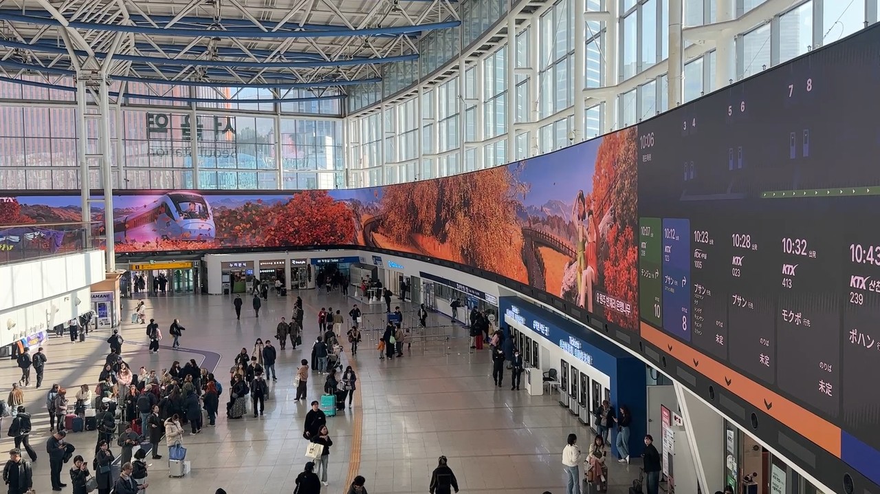 코레일유통이 서울역에 설치한 초대형 디지털 전광판 ‘플랫폼(Platform)111’  (사진제공= 코레일유통)