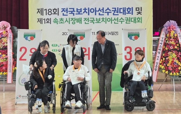 전국보치아선수권대회에서 우승한 유수 선수(가운데)가 시상식에서 메달을 받고 있다.(사진제공=세종시장애인체육회)