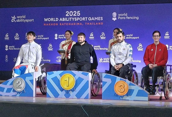 2025 월드 어빌리티스포츠 게임’ 장애인펜싱 월드컵에서 심재훈 선수(왼쪽)가 우승선수들과 기념사진을 촬영했다.(사제공=세종시장애인체육회)