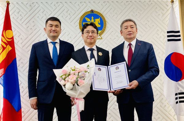 왼쪽부터 수헤 수흐볼드 주한몽골대사, 송병구 교수, 냠다와깅 후랄바타르 대통령 수석고문.(사진제공=단국대)