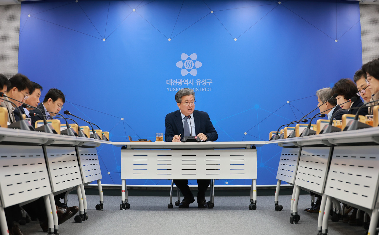 정용래 유성구청장이 25일 열린 주간간부회의를 주재하고 있다. (사진제공=대전 유성구)