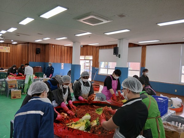  김장 나눔 봉사 (사진제공=합덕제철고)