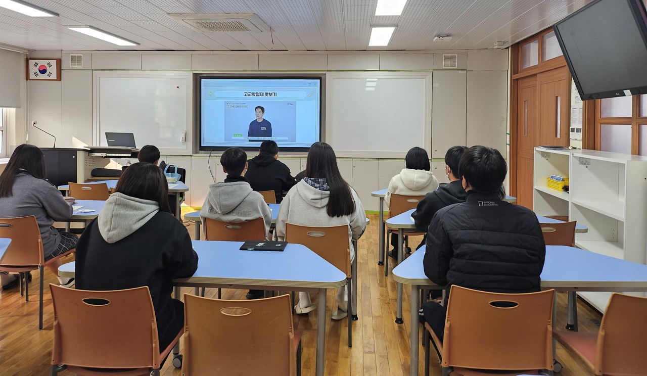 지난 24일 기성중에서 운영된 찾아가는 일반고 고교학점제 미리 맛보기 프로그램 현장. (사진제공=대전교육청)