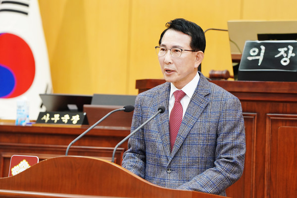 이완섭 서산시장이 25일 서산시의회 제2차 정례회에서 내년도 시정 운영 방향을 설명하는 모습(사진제공=서산시)