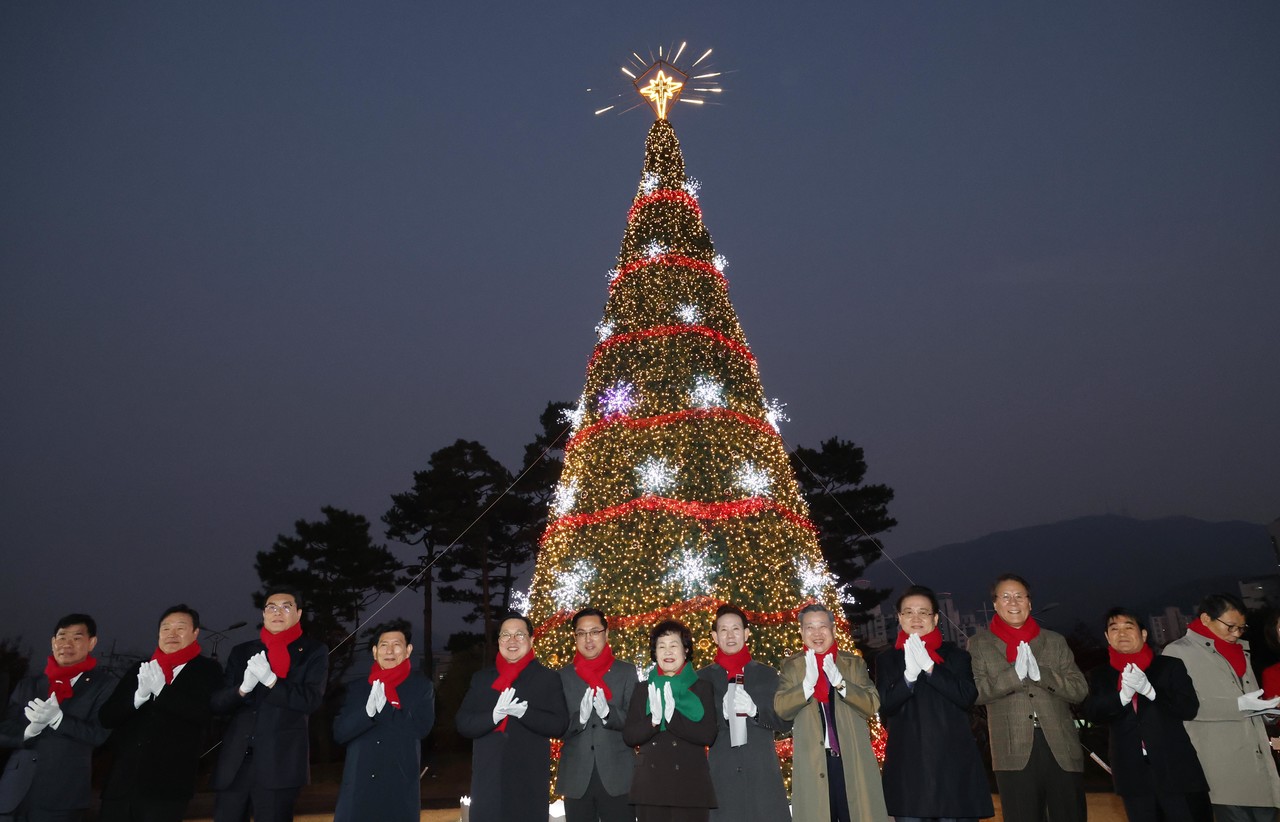 박희조 동구청장과 내빈들이 구청 잔디광장에서 성탄트리 점등식에 참여하고 있다. (사진제공=대전 동구)
