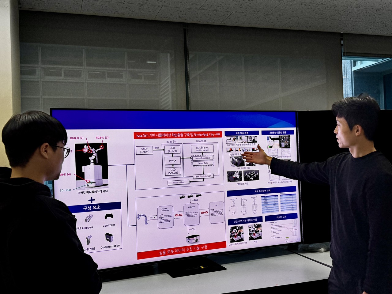 ETRI 연구진이 임베디드 행동지능 일반화 기술에 관해 논의하는 모습. (사진제공=ETRI)