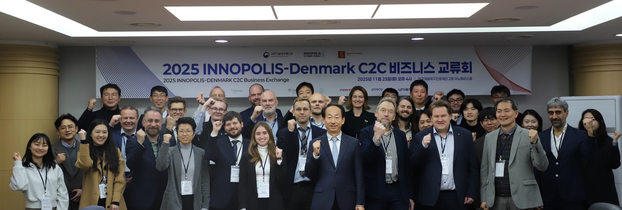 25일 개최된 ‘2025 INNOPOLIS-Denmark C2C 비즈니스 교류회’에서 참석자들이 단체 기념사진을 촬영하고 있다. (사진제공=특구재단)