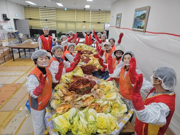 충남 계룡시 자원봉사센터가 본격적인 겨울을 앞두고 취약계층의 따뜻한 겨울나기를 지원하기 위해 ‘사랑의 김장 나눔 행사’를 진행했다.