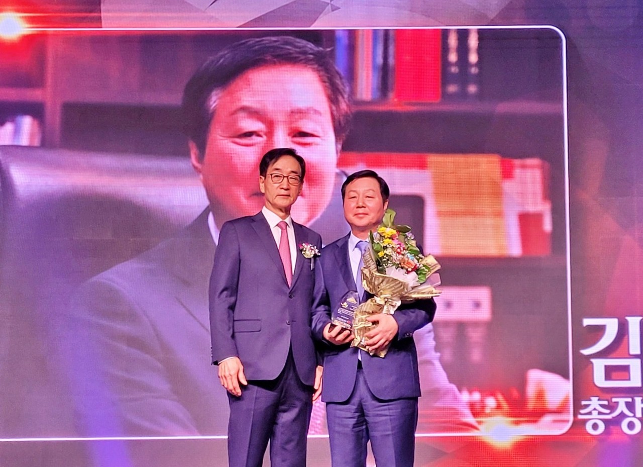 충남대 김정겸 총장(오른쪽) 서울석세스대상 시상식 현장. (사진제공=충남대학교)