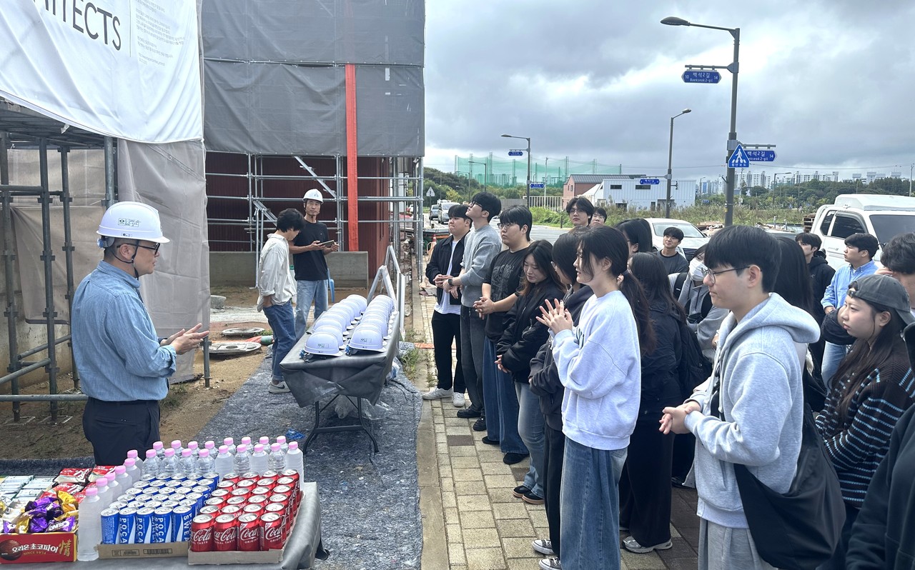 배재대 학생들이 대학일자리플러스본부 주관 ‘학과별 기업탐방 프로그램’에 참여하고 있다. (사진제공=배재대학교)