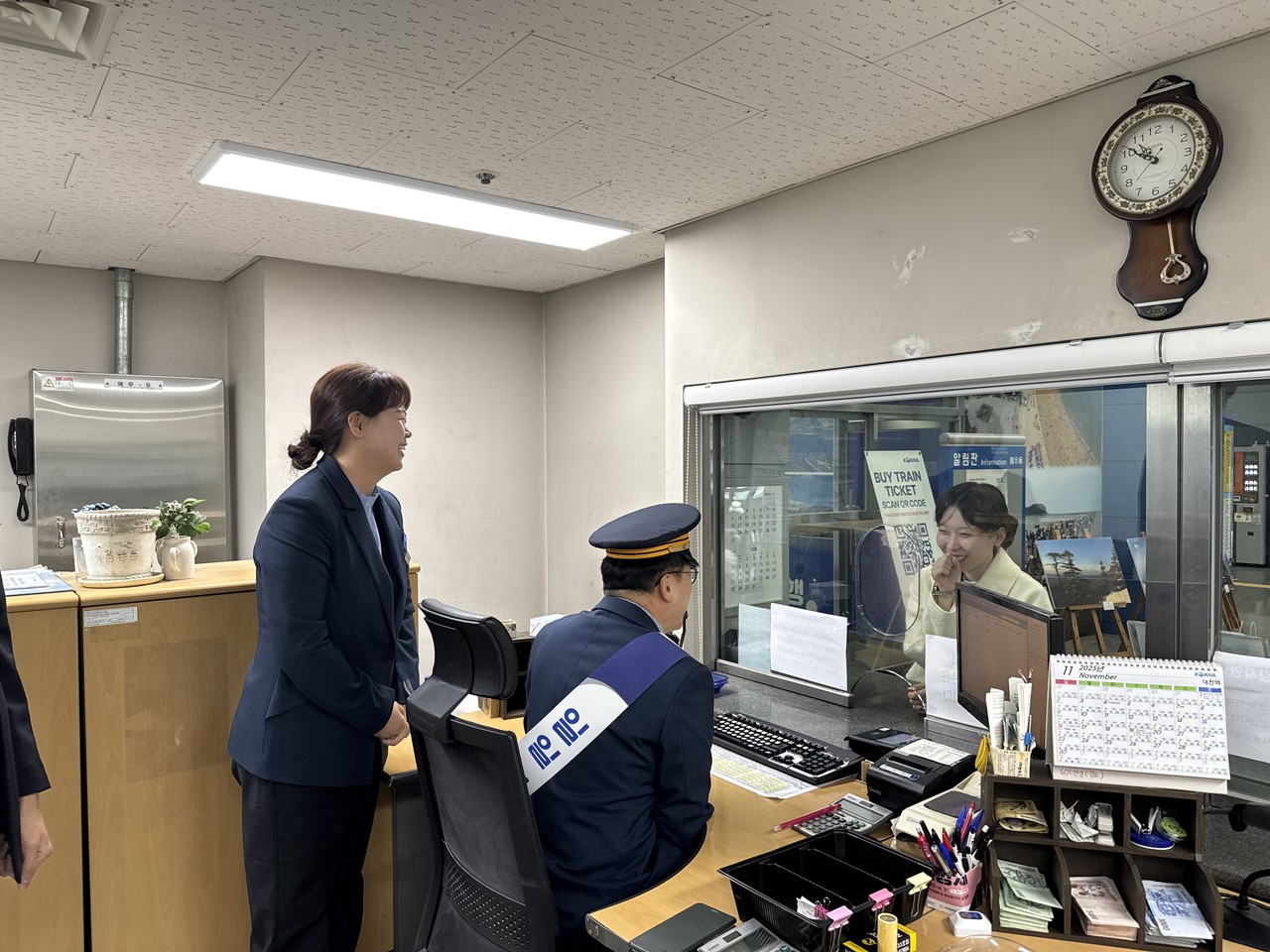 박규영 일일 명예역장이 매표 체험을 하고 있다. (사진제공=코레일)