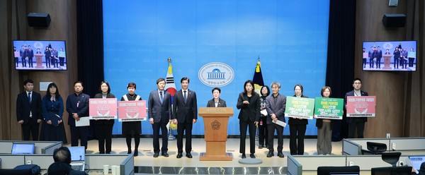 국회소통관에서 박정현 의원이 마을공동체활성화 기본법 제정을 촉구하고 있다.[사진제공=박정현 의원실]