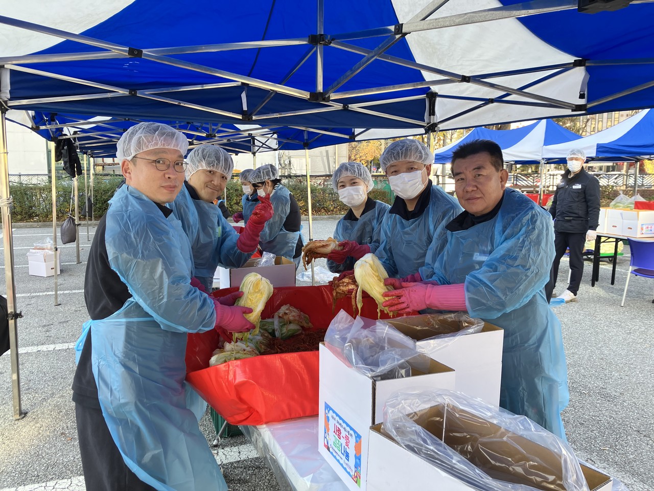 한국타이어노조와 한국노총 대전본부가 지난 22일 ‘사랑애 김장 나누기’를 진행했다.(사진제공=한국타이어 노조)