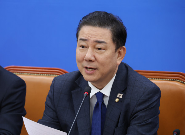 더불어민주당 김병기 원내대표가 25일 서울 여의도 국회에서 열린 원내대책회의에서 발언하고 있다.[사진=연합뉴스]