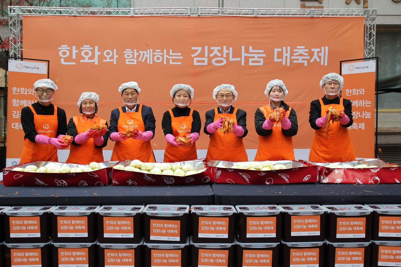 한화그룹 충청지역봉사단이 25일 대전 관저종합사회복지관에서 김장나눔 대축제를 열었다.(사진제공=갤러리아타임월드)