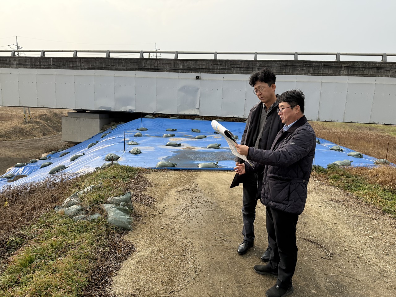 송호석 금강유역환경청장이 25일 충남 예산군 국가하천 삽교천 수해복구 현장을 방문했다.(사진제공=금강유역환경청)