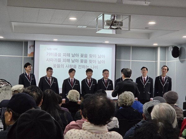 천안시 서북구보건소 치매안심센터가 25일 어울림 음악회를 진행하고 있다.(사진제공=천안시)