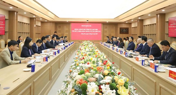 베트남 흥옌성 정부청사에서 응우옌 후 응기아 서기와 인민위원회 책임자들과의 투자회의 모습.