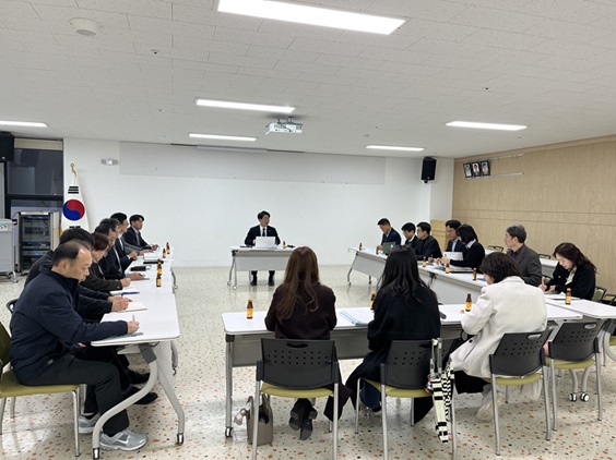 충청남도의회 구형서 의원(천안4·더불어민주당)은 24일 불당동 학생 통학지원 간담회를 열고 학부모·충남도·천안시·충남도교육청과 함께 통학 문제 전반을 공식적으로 논의했다고 밝혔다. 불당동 통학 문제를 놓고 세 기관과 학부모가 한 자리에서 실질적인 대책을 논의한 것은 이번이 처음이다. 간담회에서는 ▲불당동 학생 과밀, 중학교 부족으로 인한 원거리 통학 증가 ▲통학버스 공급 부족▲사설 통학버스 안전관리 공백 등 그동안 제기돼 온 주요 문제가 공유됐다.