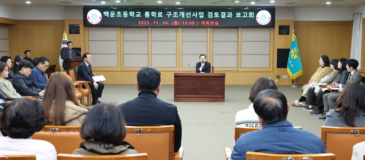 대전시가 백운초교 통학로 안전 문제 해소를 위해 시 재정을 긴급 투입한다. 사진은 이장우 시장과 둔산자이아이파크 입주민들과의 대화 모습.(사진제공=대전시)