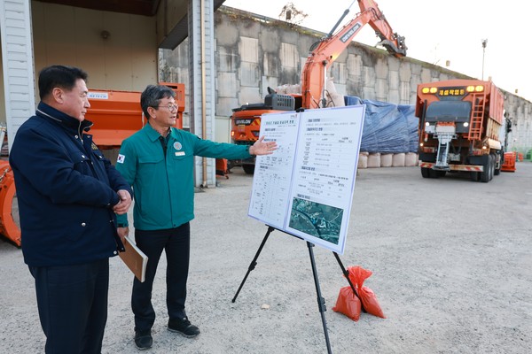 정영철 군수는 25일 군 제설 전진기지를 방문해 제설 장비와 자재 비축 상황, 근무 체계 등을 꼼꼼히 점검하고 현장 근무자들을 격려했다. (사진제공=영동군)