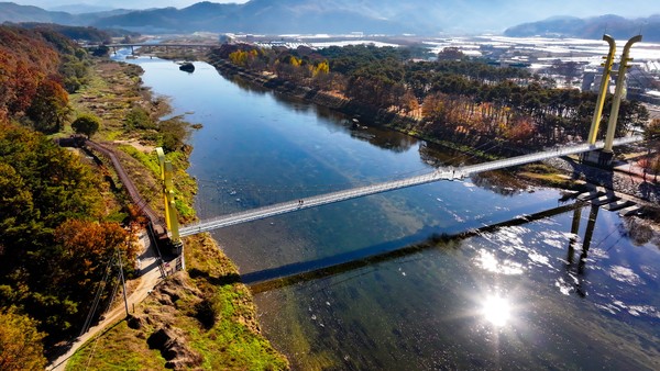 영동군이 지역의 대표 걷기 명소인 월류봉 둘레길과 금강둘레길을 중심으로 체류형 힐링 관광 활성화에 나서고 있다. 사진은 금강둘레길 (사진제공=영동군)